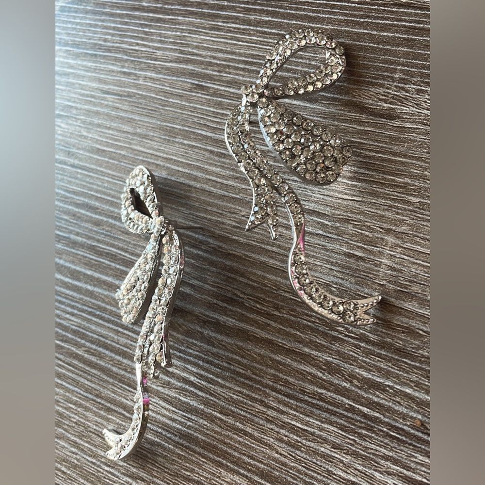 Half bow rhinestone earringsāA107 - Picture 3 of 3